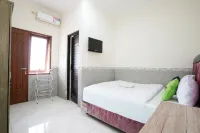 Urbanview Hotel Syariah Griya Asri Patran Near Tugu Station
