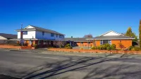 Colonial Motel - parking