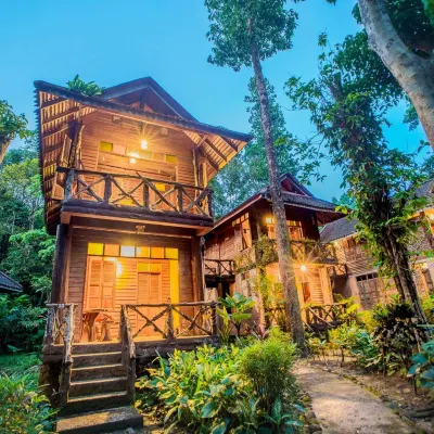 Art's Riverview Lodge Hotels near MoonCliff Khaosok