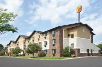 Super 8 by Wyndham Canton/Livonia Area Các khách sạn ở Canton