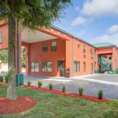 Super 8 by Wyndham Gainesville Hotel Exterior