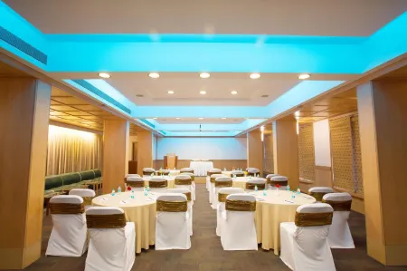 E Square the Fern, Pune Отели рядом с достопримечательностью «Читтаранян Ватика»