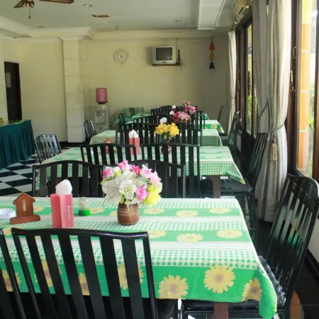 Hotel Ronggolawe Отели в г. Чепу