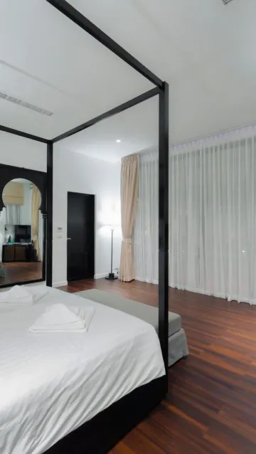 สวีทเจ้าชู้พร้อมเข้าถึงสระว่ายน้ำ