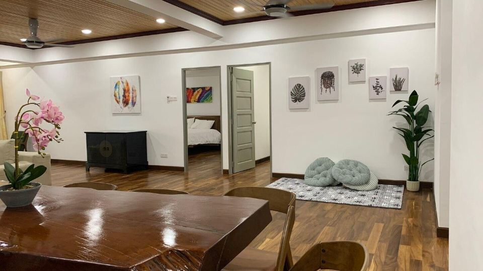 The Venus - Spacious Wooden Top Floor Apartment