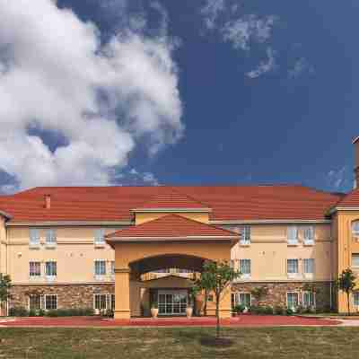 La Quinta Inn & Suites by Wyndham Bridge City Hotel Exterior