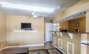 Days Inn by Wyndham Calhoun GA I-75 and US-41