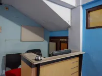 Pineapple Mansion Solo Mitra RedDoorz Near RS Jih Solo Hotel a Laweyan