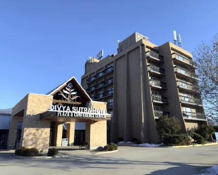 ディビヤスートラプラザアンドコンフェレンスセンター、ヴァーノン、BC バーノンのホテル