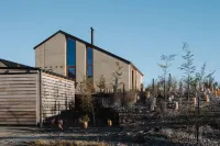 Jacks Point Earth House, Mountain View & Fireplace - Homestays