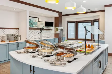 Staybridge Suites Albany Wolf RD-Colonie Center Отели в г. Колони