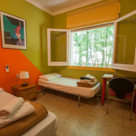 Studio Hostel Отели рядом с достопримечательностью «Железнодорожный вокзал Пеу-дель-Фуникулар»