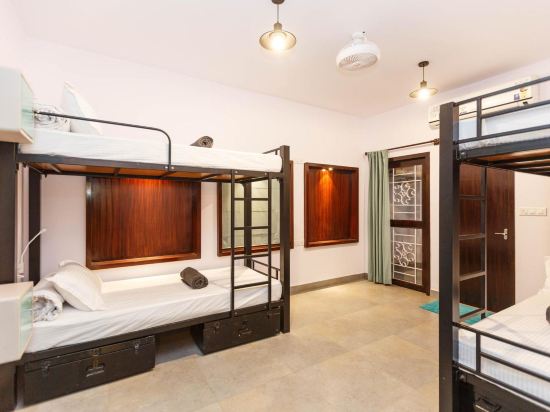 Locul Uptown - Near Bangalore Palace Grounds