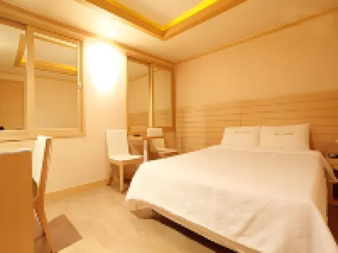Sinyoung Motel Hotels near Yeongdeungpo Station