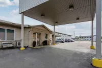 Howard Johnson by Wyndham Thunder Bay - parking