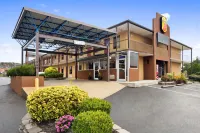 Super 8 by Wyndham Jackson