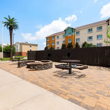 La Quinta Inn & Suites by Wyndham Gonzales La