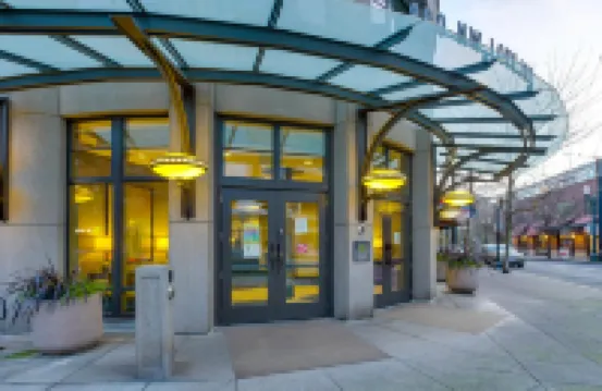 Spacious, Downtown Location – Great for Work and Relaxing!