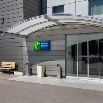 Holiday Inn Express GENEVA AIRPORT by IHG Hoteles cerca de Pointe de la Jonction
