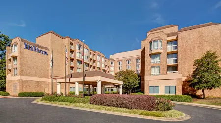 Hilton Atlanta Perimeter Suites Отели рядом с достопримечательностью «Azalea Park Boardwalk, Roswell»