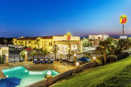 Super 8 by Wyndham Stockbridge Отели рядом с достопримечательностью «Eagles Landing Country Club»