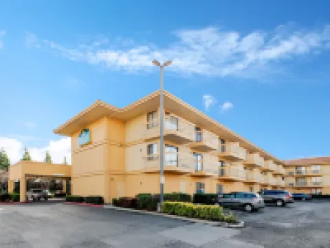 La Quinta Inn & Suites by Wyndham Oakland - Hayward Hotels in Hayward