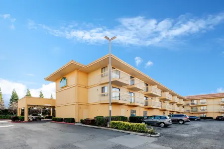 La Quinta Inn & Suites by Wyndham Oakland - Hayward Отели рядом с достопримечательностью «Хэйворд Джапанес Гарденс»