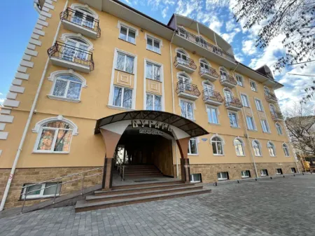 Парк-Отель Бугарь Отели рядом с достопримечательностью «Памятник Остапу Бендеру»