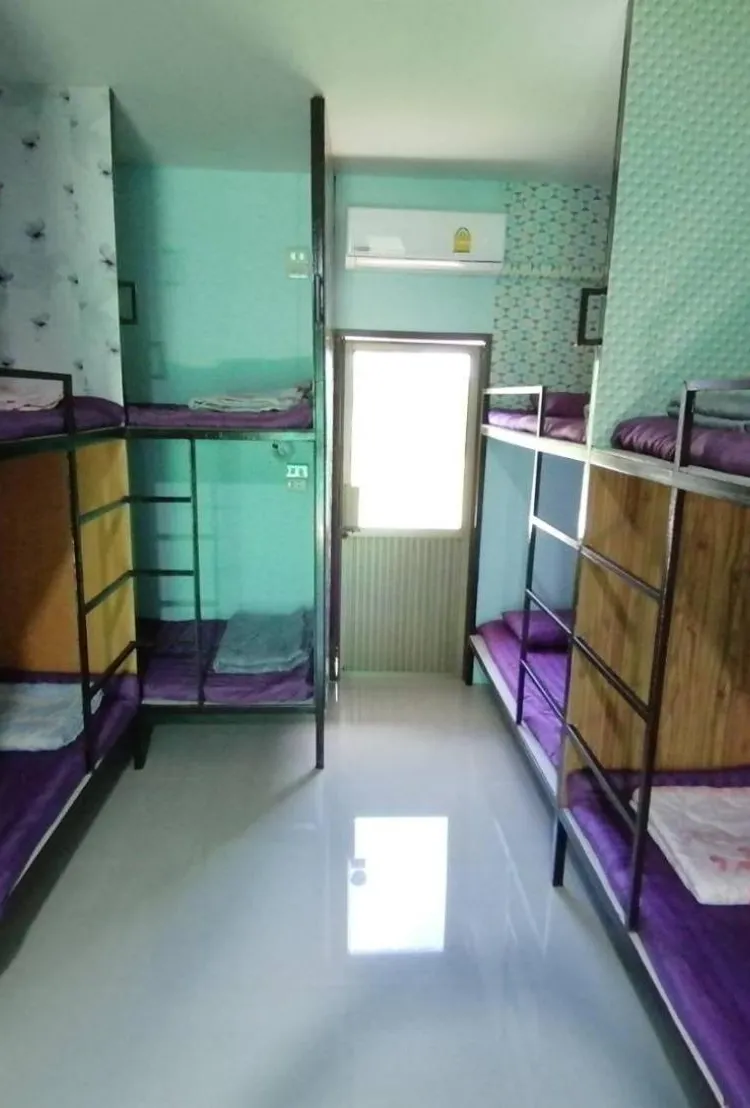 ห้องพักรวมชายหญิงแบบ 4 เตียง