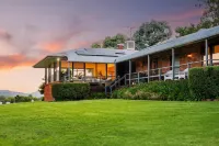 Stay in Mudgee the Grove, the Church, and Premium Private Homestead