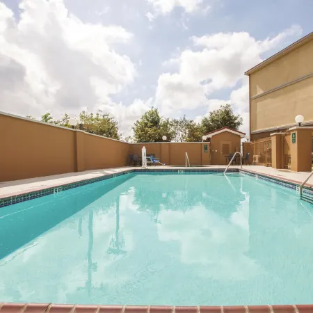 La Quinta Inn & Suites by Wyndham Kyle - Austin South