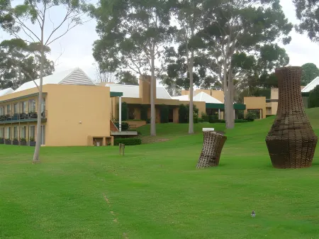 Lakeside Hotel and Conference Centre Отели в г. Normanhurst