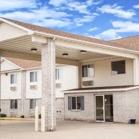 Days Inn by Wyndham Evansdale Waterloo