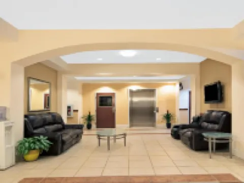 Super 8 by Wyndham Austin/Airport South