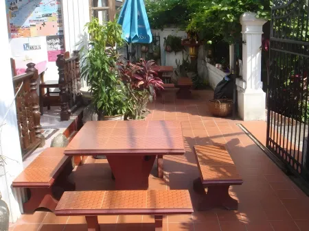 Rattana Guesthouse Отели рядом с достопримечательностью «Wat Wisunalat»