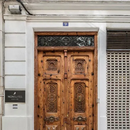 Mon Suites Benlliure Отели рядом с достопримечательностью «Лонха-де-ла-Седа»
