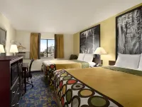 Super 8 by Wyndham Carlsbad エディのホテル