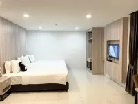 Bear’S Den Hotel Pattaya Hotels near Kombat Group Thailand