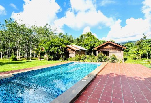 파디마스 빌리지 인의 평화로운 수영장 전경