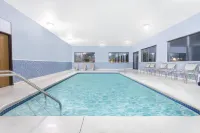 Days Inn & Suites by Wyndham Waterloo - Pools