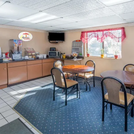 Super 8 by Wyndham Merrillville