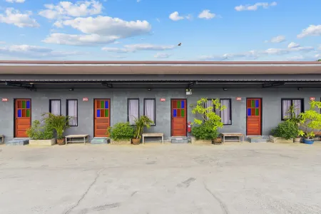 Kornnawan Resort Отели в г. Song Phi Nong