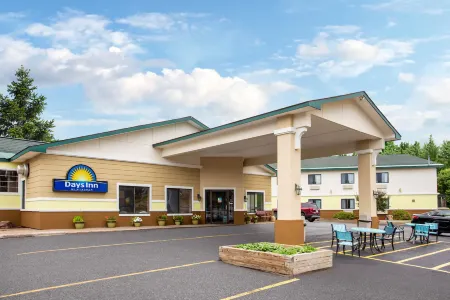 Days Inn by Wyndham Marquette Отели в г. Негауни