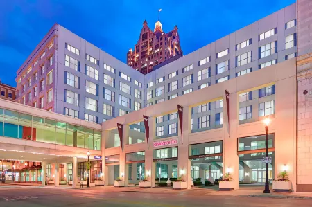 Residence Inn Milwaukee Downtown Отели рядом с достопримечательностью «UWM English as a Second Language Program»