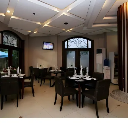 Highway 21 Hotel Отели рядом с достопримечательностью «Площадь Моло»