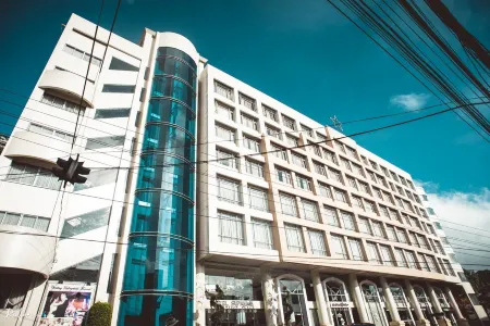 Hotel Supreme Convention Plaza Отели рядом с достопримечательностью «La Trinidad Vegetable Trading Post»