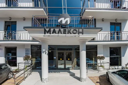 Малекон Hotel by Provence (Прованс) Отели рядом с достопримечательностью «Flipper Diving Club»