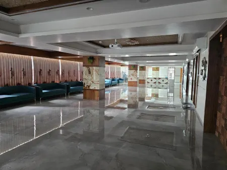 The Eiffel Hotel & Banquet Отели в г. Гандинагар