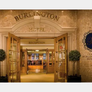 Macdonald Burlington Hotel Отели рядом с достопримечательностью «Торговый центр Mailbox»