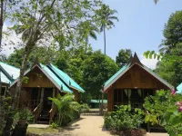 Bangbaobeach Resort Hotel dekat Air Terjun Kiri Phet